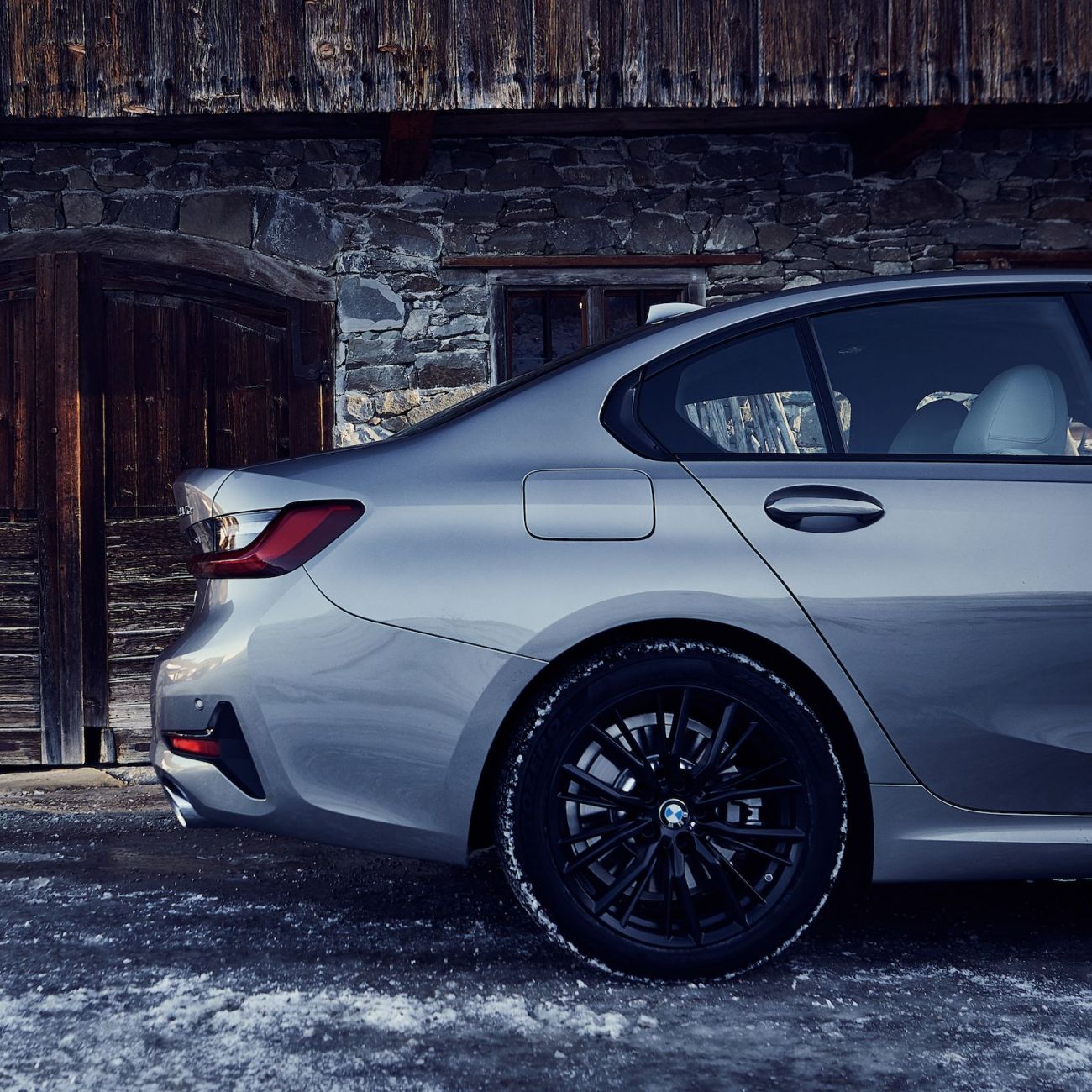 1583292906_P90334003_highRes_the-bmw-330e-sedan-12.thumb.jpg.9ecf9e1fe9b2dfc72dcf5f5a0e6a9aab.jpg