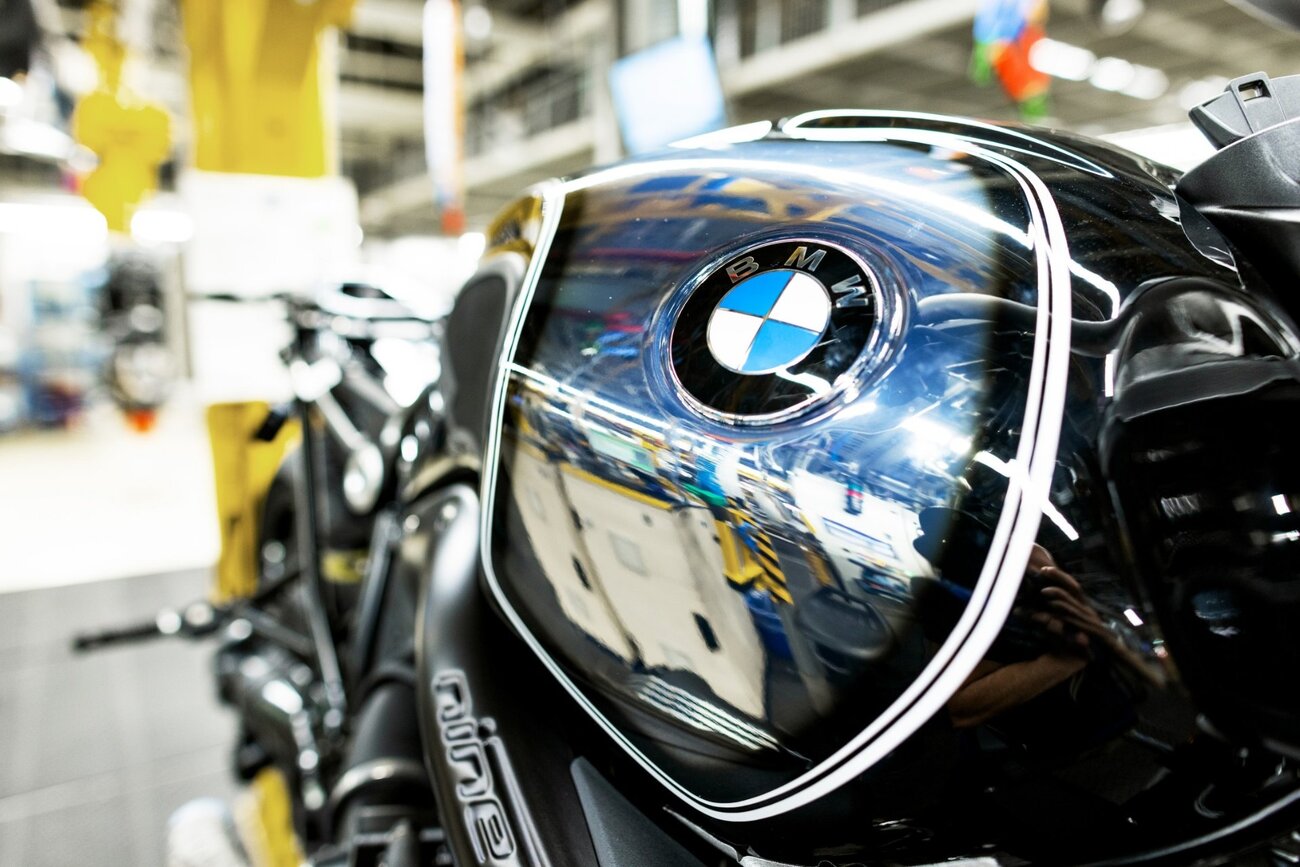 P90488275_lowRes_bmw-r-ninet-100-year.thumb.jpg.1ff9ed3f144f6385372392b769d36b69.jpg