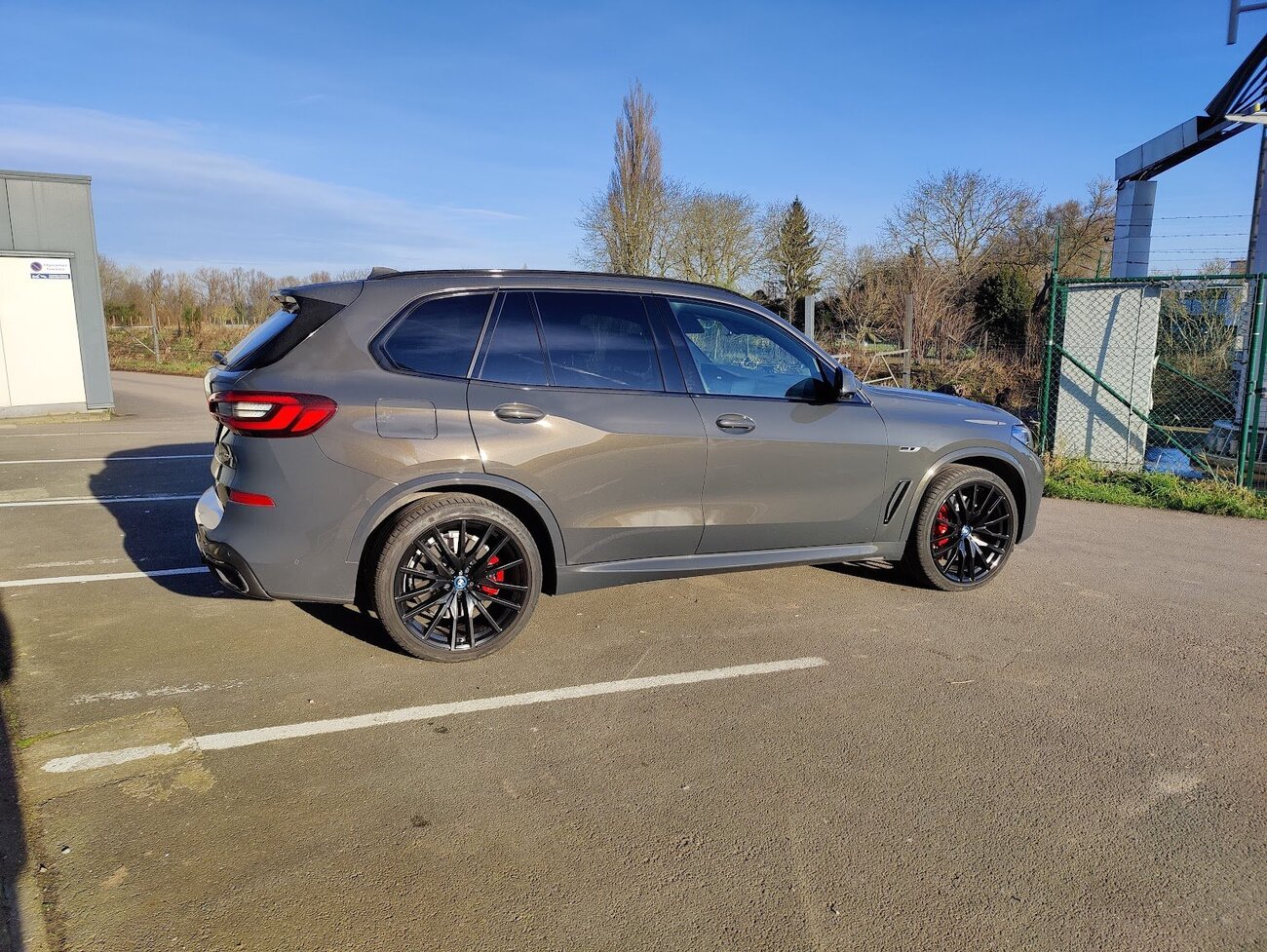 742M_black_grey_car.jpg