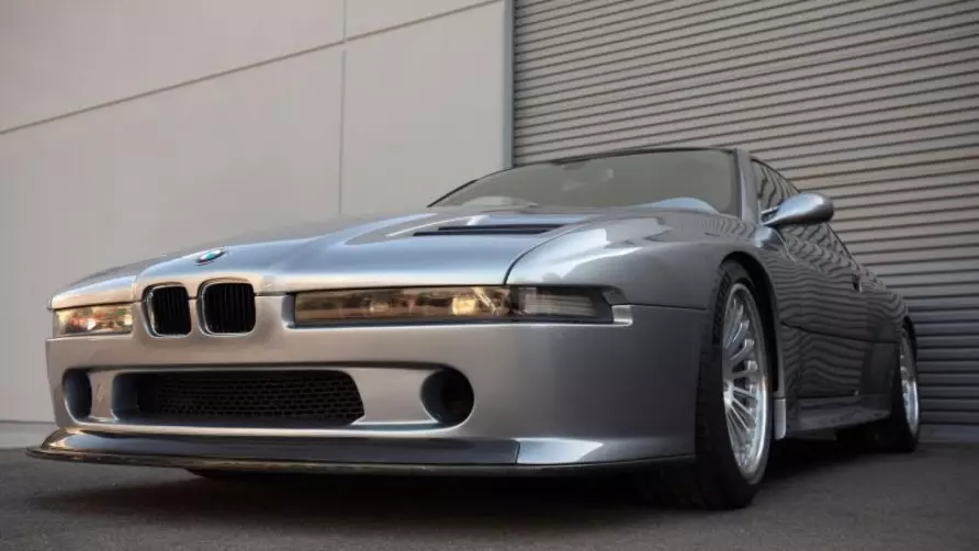 bmw-858-csl-e31-restomod-2024-grijs-voorzijde-laag-links.webp.e60d92cc1c063b92e2730ec6f6e41c74.webp